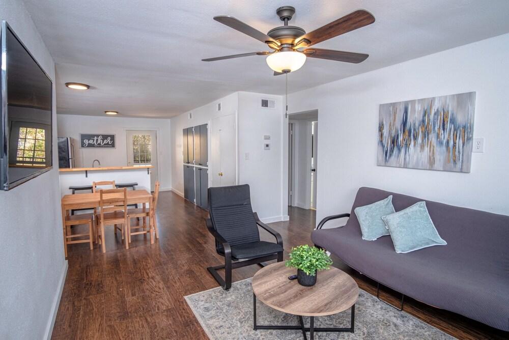 Explore Pearl 2br/2ba Near DT and Riverwalk - Featured Image