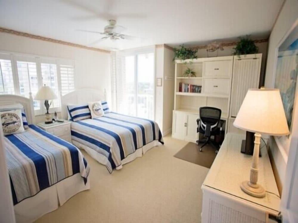 Cozy Condo with Gorgeous View of the Beach and Gulf by RedAwning - Room