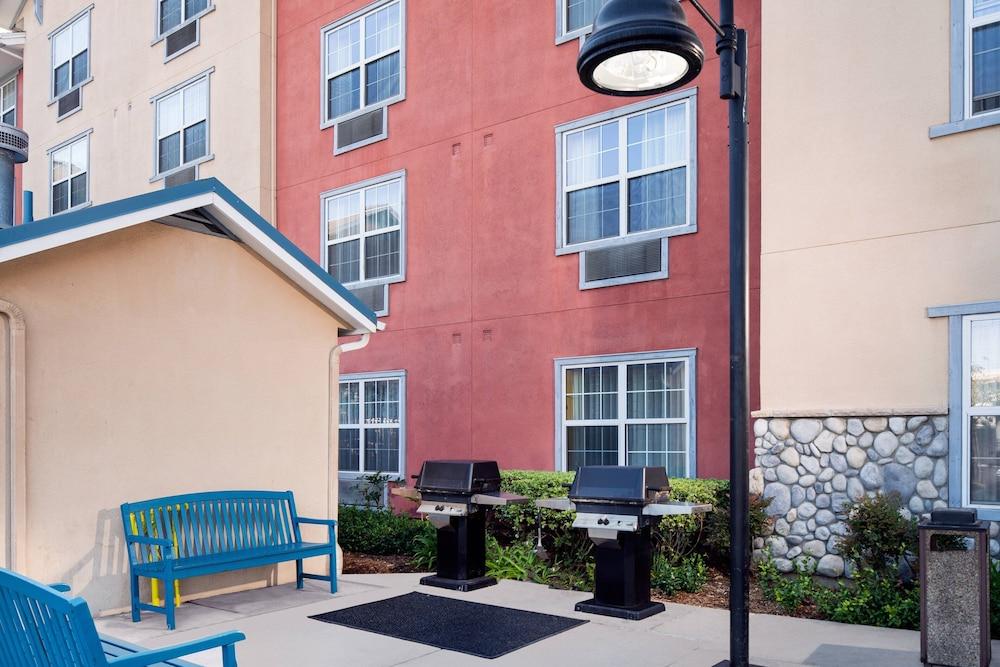 TownePlace Suites Los Angeles LAX/Manhattan Beach - BBQ/Picnic Area