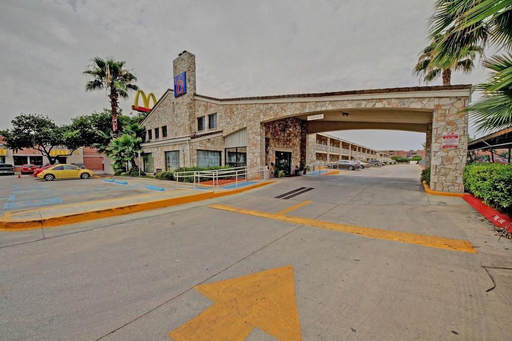 Motel 6 San Antonio, TX - Downtown - Market Square - Exterior