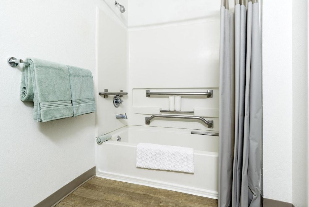 InTown Suites Extended Stay San Antonio TX – Leon Valley North - Bathroom