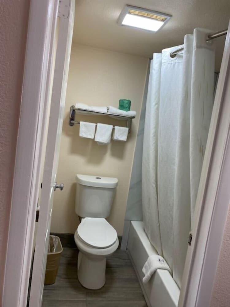 El Tejas Motel - Bathroom