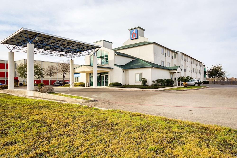 Motel 6 San Antonio, TX - Sea World North - Exterior