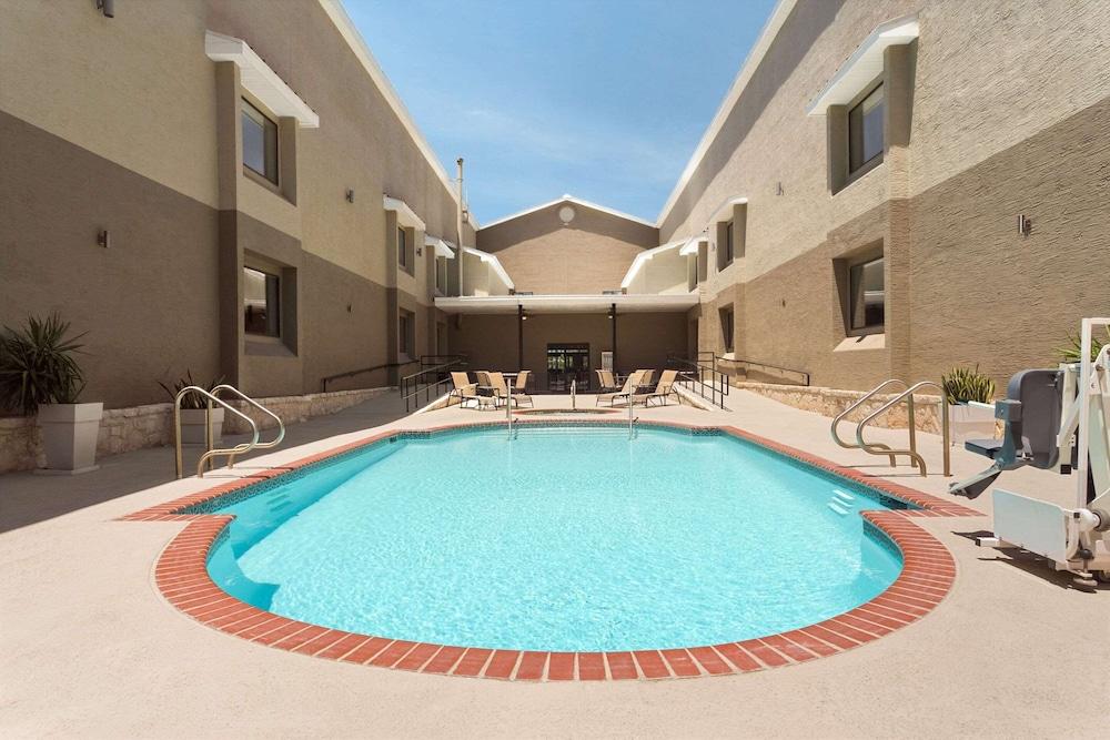 Country Inn & Suites by Radisson, Lackland AFB (San Antonio), TX - Waterslide