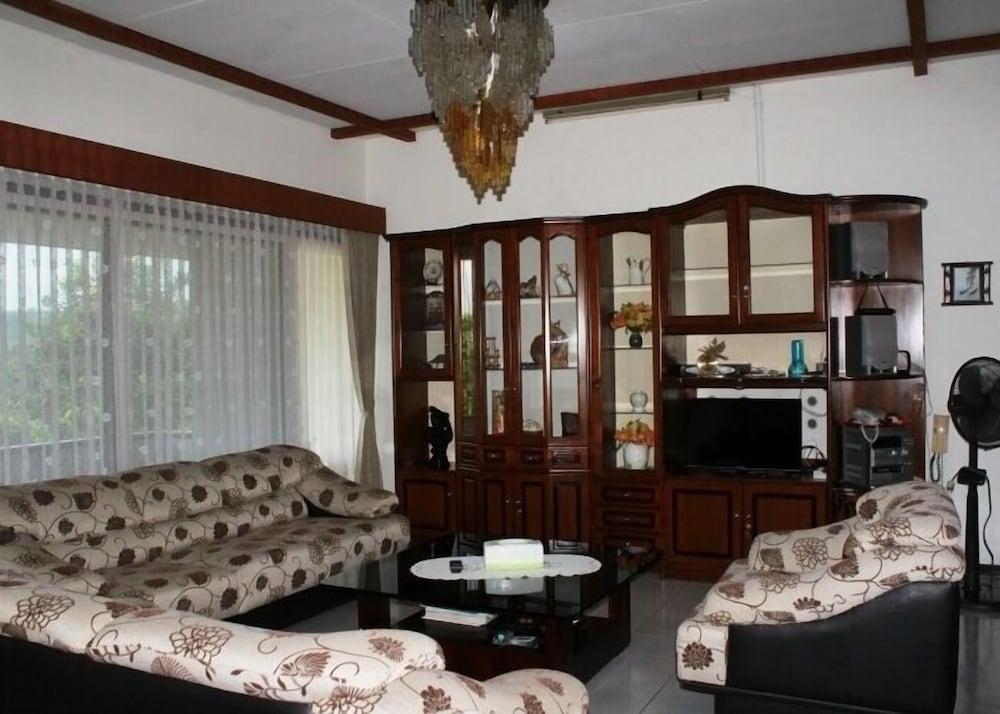 De Dago Pakar Villa by HouseinBandung - Interior