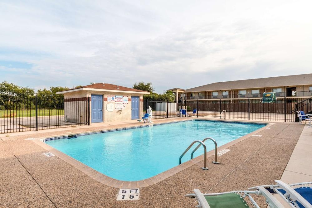 Motel 6 San Antonio, TX - South WW White Rd - Outdoor Pool