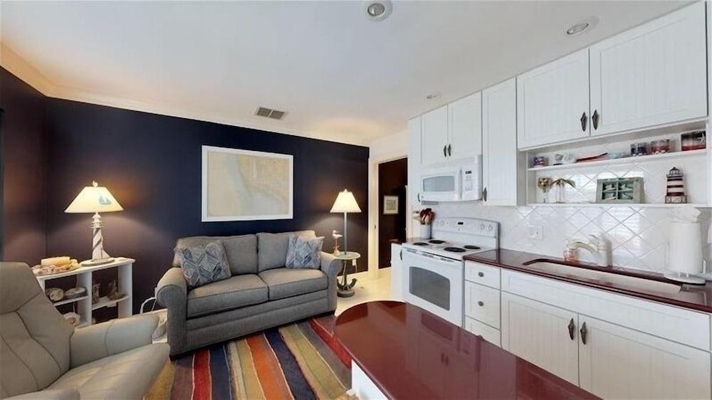Dwl - 8 - Driftwood Landing 1 Bedroom Condo by Redawning - Featured Image