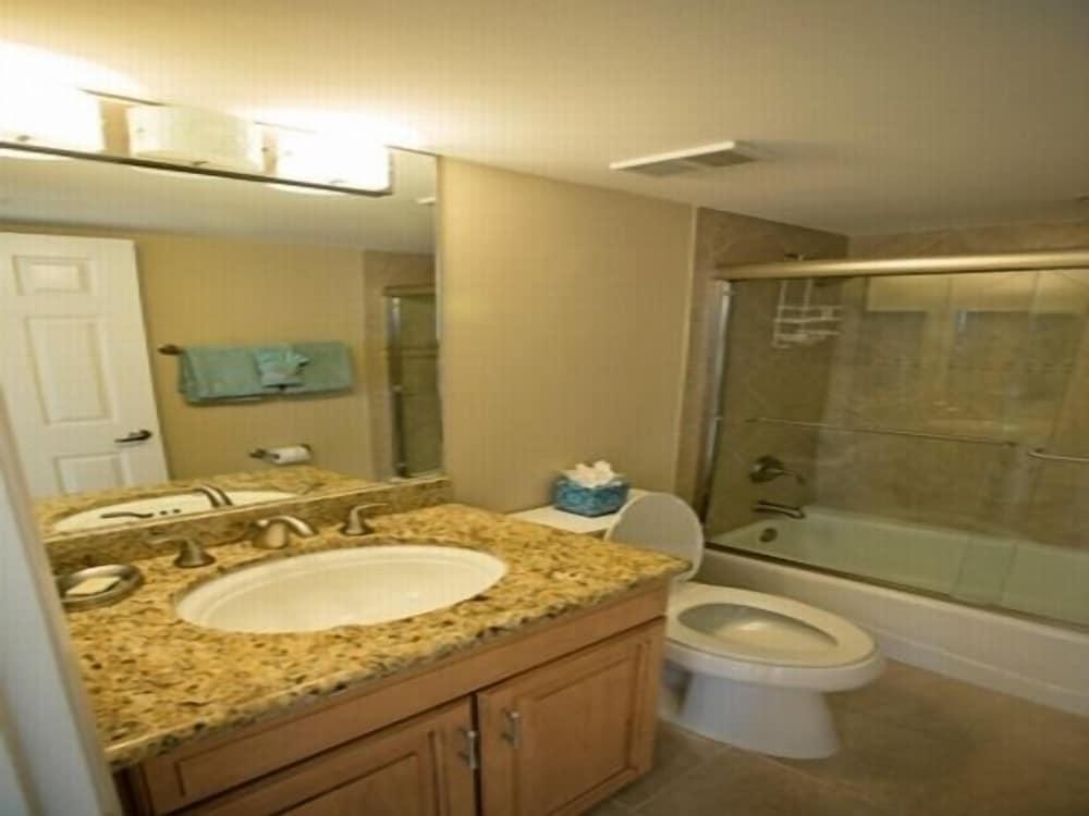 Elegant Oceanfront Condo with Pool and Hot Tub by RedAwning - Bathroom
