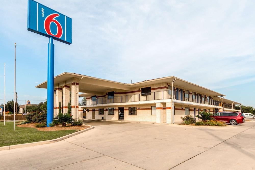 Motel 6 San Antonio, TX - South WW White Rd - Featured Image