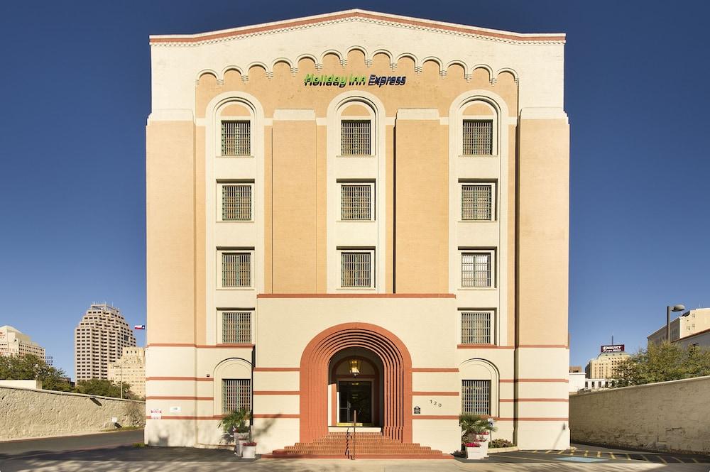 Holiday Inn Express San Antonio N-Riverwalk Area, an IHG Hotel - Featured Image