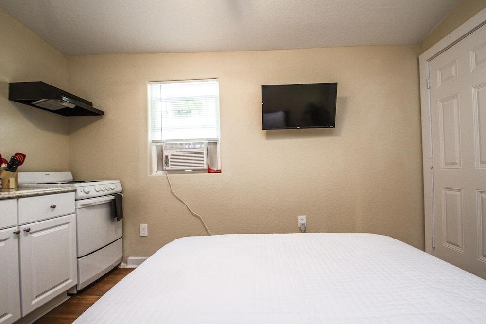 Remodeled Studio Near Downtown - Room