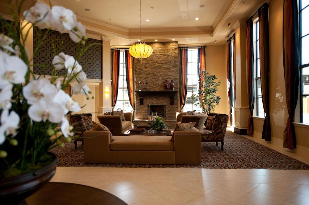 Grand Hotel at Bridgeport - Lobby Sitting Area