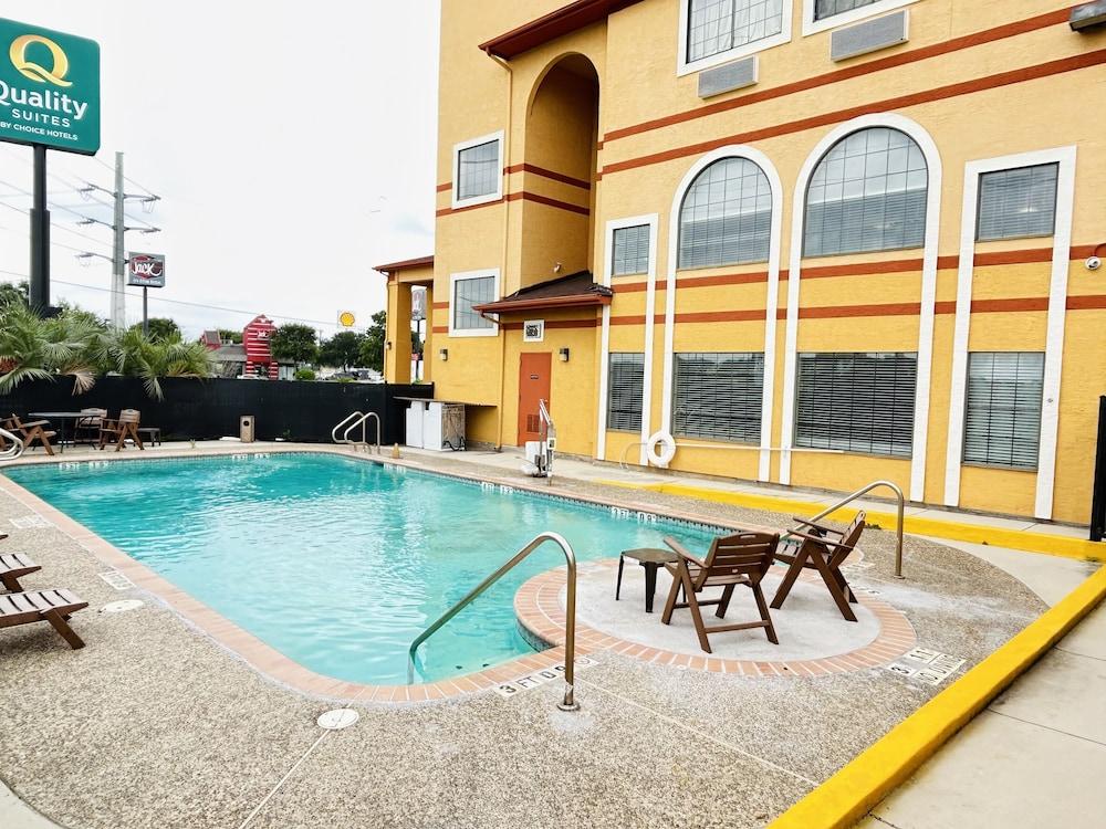Quality Suites San Antonio - Pool