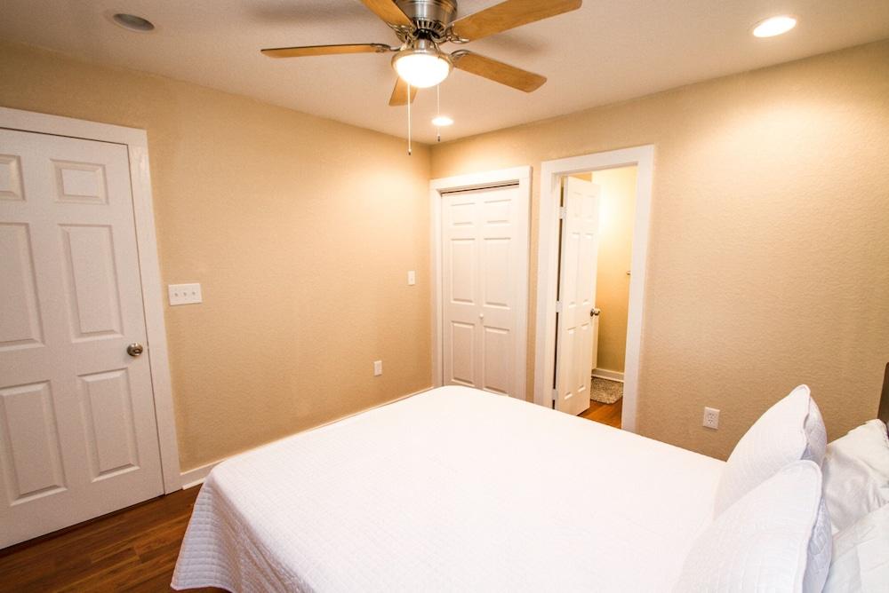 One Bedroom Apartment Near Downtown With Sleeper - Room
