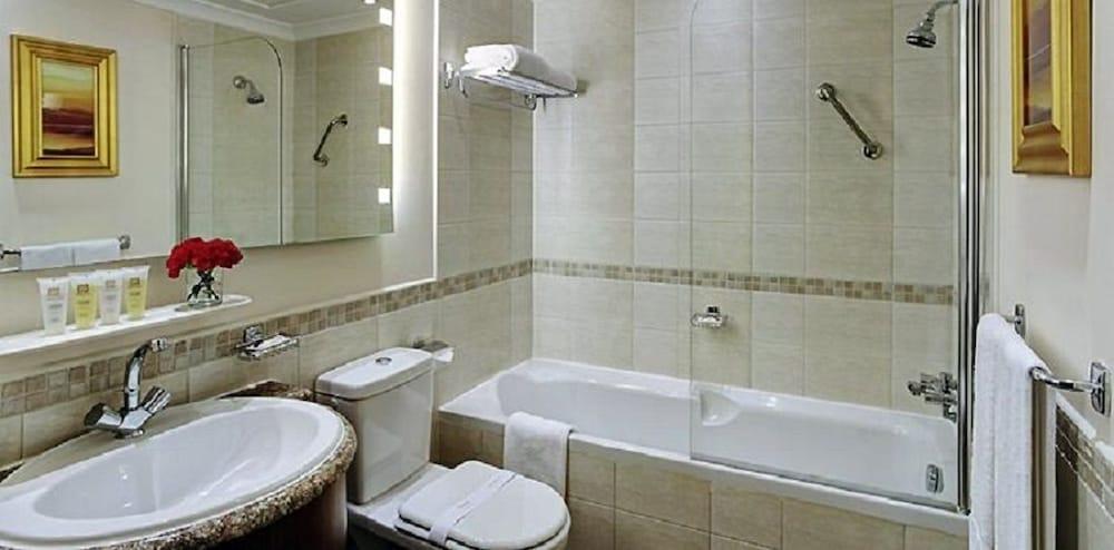 Tabuk Ramada Aparthotel - Bathroom