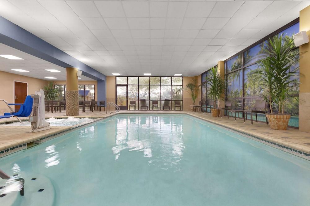 Embassy Suites by Hilton San Antonio Airport - Pool