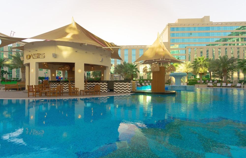 Millennium Airport Hotel Dubai - Outdoor Pool