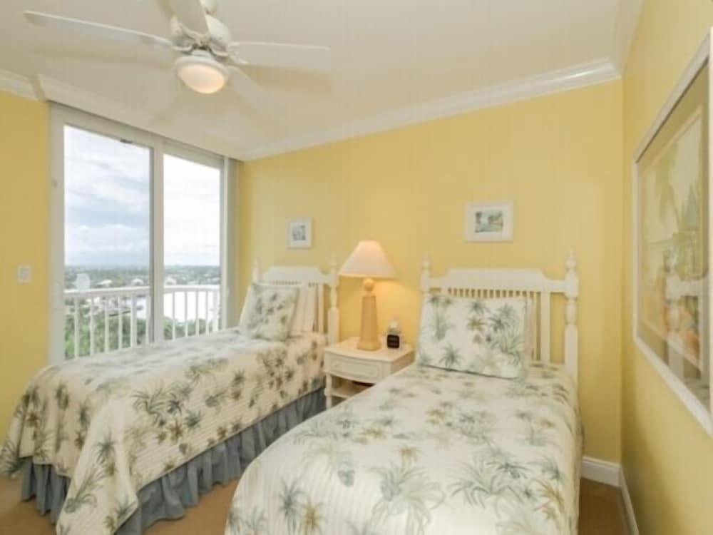 Deluxe Condo with Spectacular Views of the Gulf and Bay; Walk to the beach by RedAwning - Room