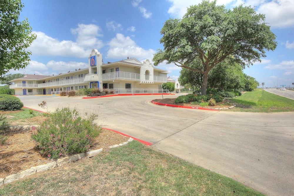 Motel 6 San Antonio, TX - Fiesta - Exterior