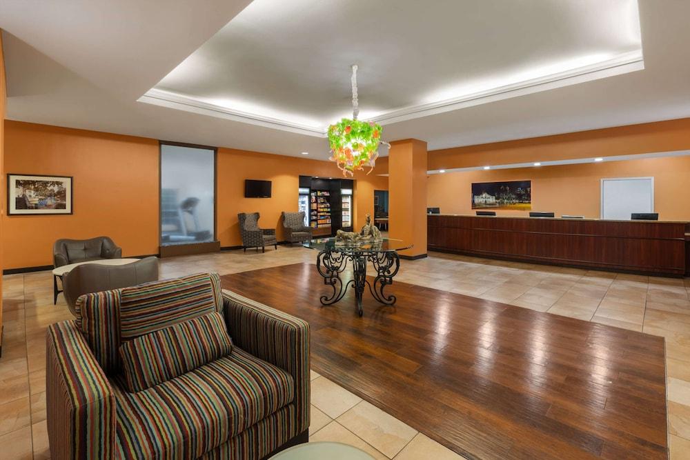 La Quinta Inn & Suites by Wyndham San Antonio Medical Ctr NW - Lobby