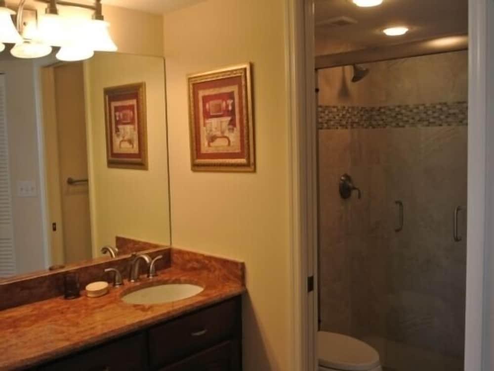Prestigious Condo Located in Fabulous Resort with Pool and Hot Tub by RedAwning - Bathroom