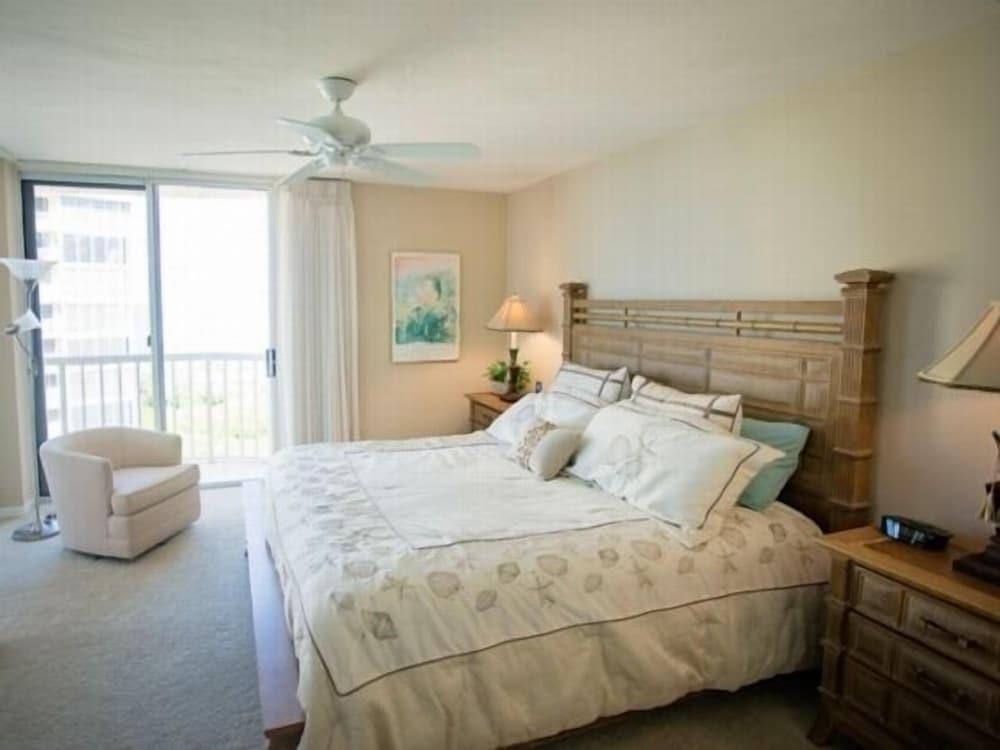 Elegant Oceanfront Condo with Pool and Hot Tub by RedAwning - Room