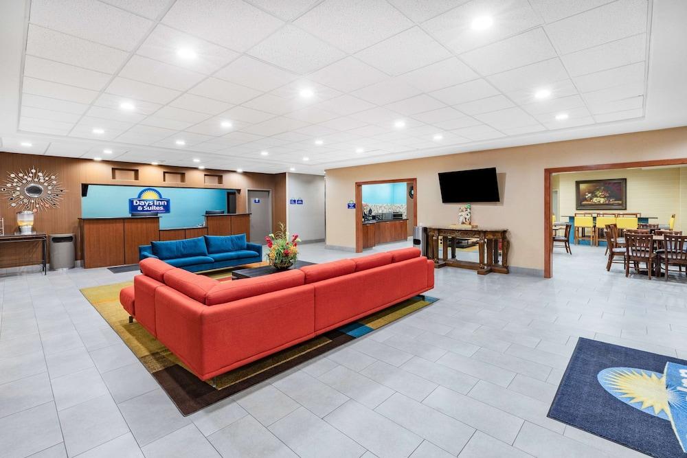 Days Inn & Suites by Wyndham San Antonio near Frost Bank Center - Lobby