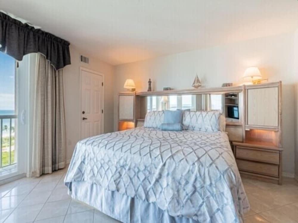 Luxurious Condo with Pool and Hot Tub Just a Walk to the beach by RedAwning - Room