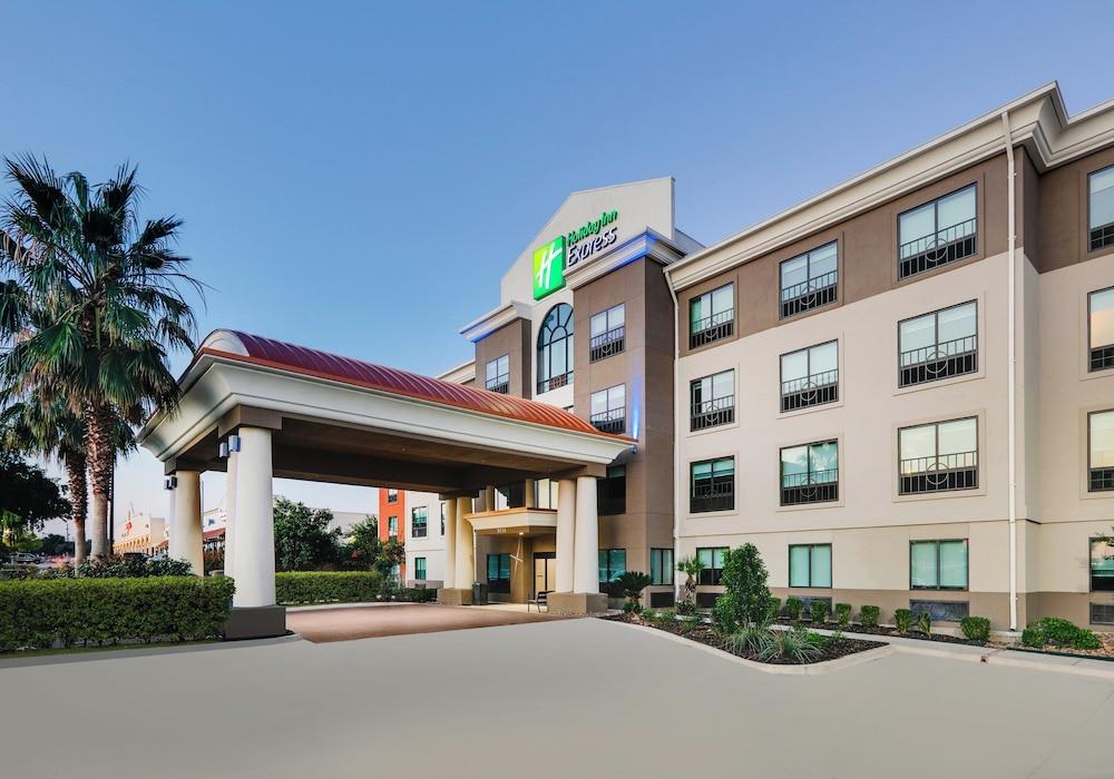 Holiday Inn Express & Suites San Antonio NW near SeaWorld - Featured Image
