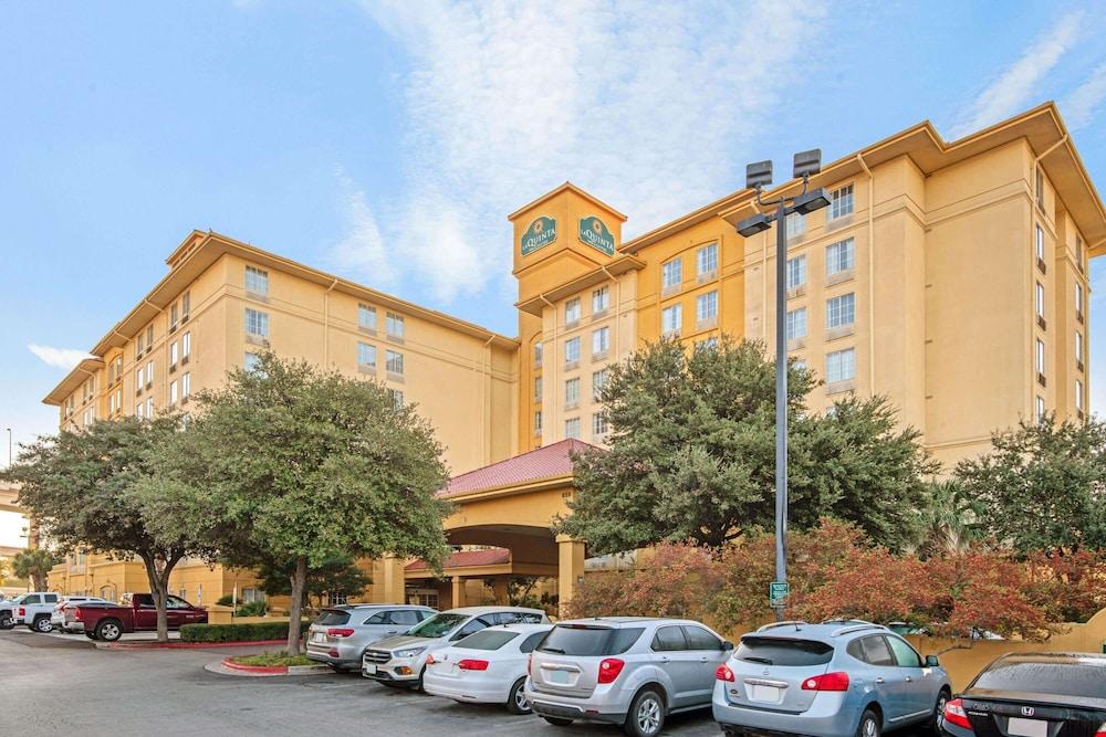 La Quinta Inn & Suites by Wyndham San Antonio Airport - Exterior