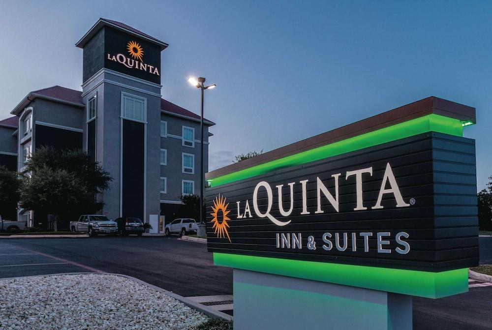 La Quinta Inn & Suites by Wyndham San Antonio Northwest - Featured Image