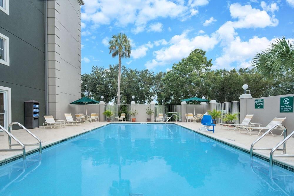 La Quinta Inn & Suites by Wyndham Naples East (I-75) - Pool