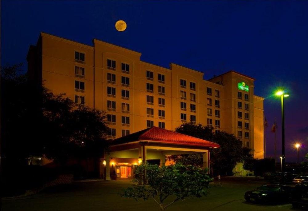 La Quinta Inn & Suites by Wyndham San Antonio Medical Ctr NW - Featured Image