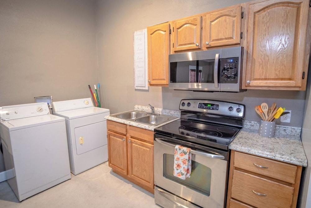 BIG Studio Near Downtown With All Amenities - Private kitchen