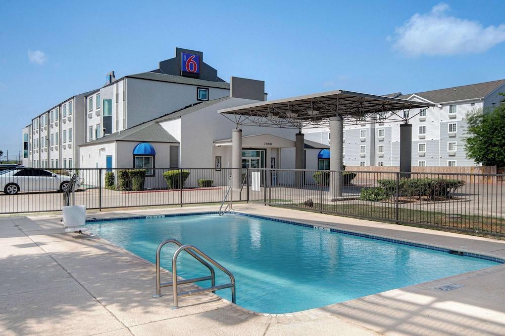 Motel 6 San Antonio, TX - South - Featured Image