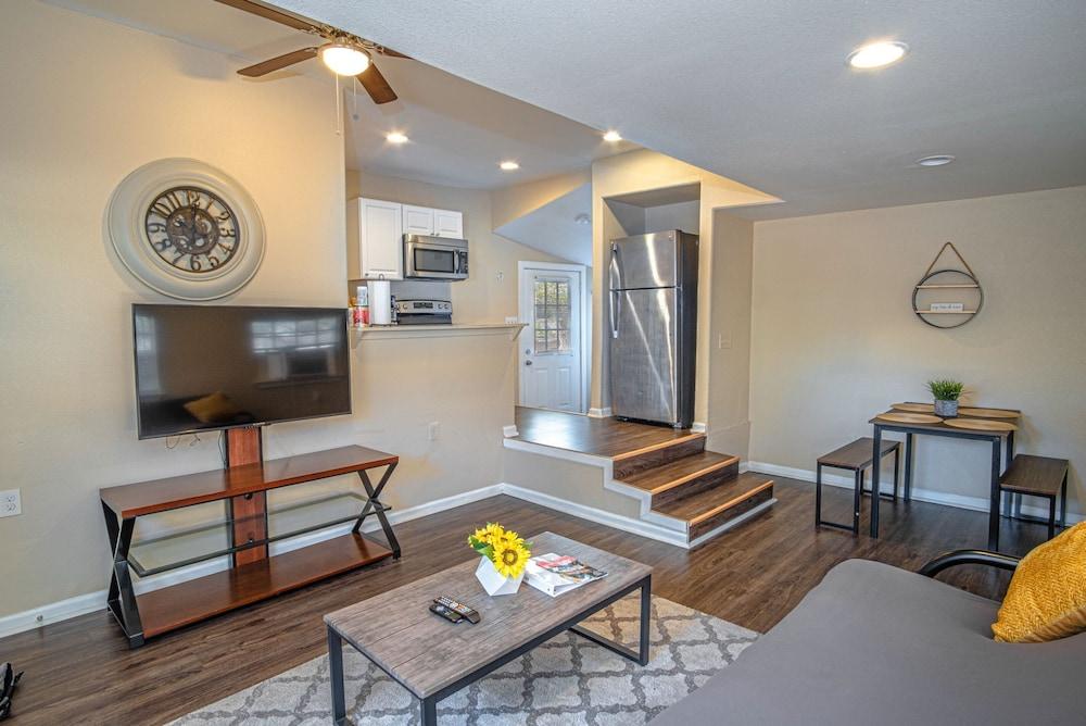Remodeled Guest House Near Downtown/military Base - Living Area