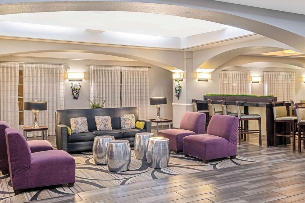 La Quinta Inn & Suites by Wyndham San Antonio Airport - Lobby