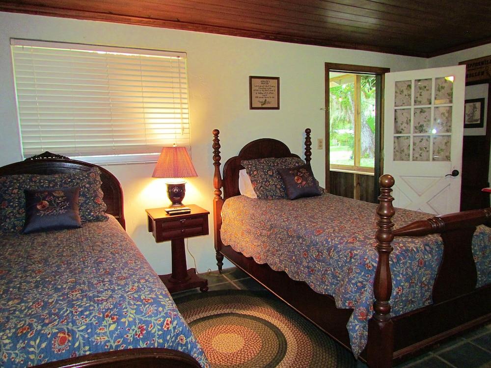 Yearling Restaurant and Cabins - Room
