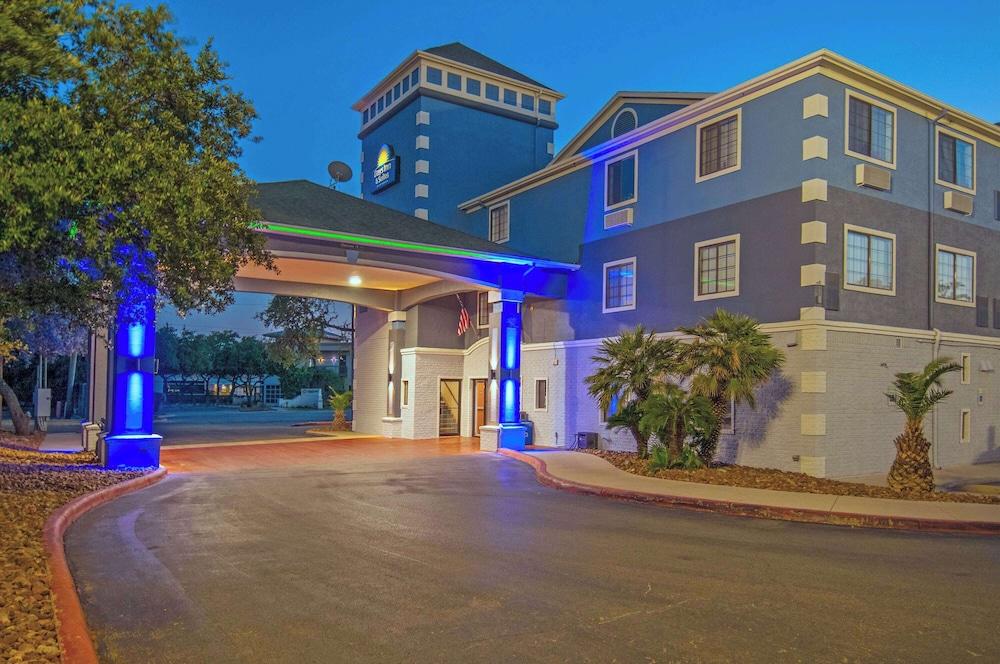 Days Inn by Wyndham Suites San Antonio North/Stone Oak - Exterior