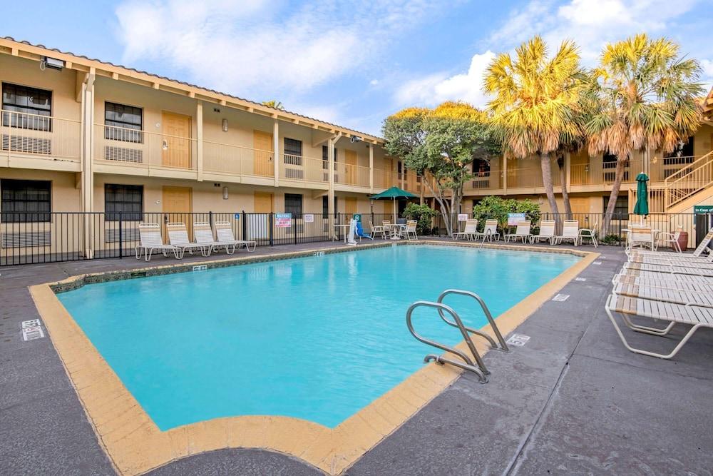 La Quinta Inn by Wyndham San Antonio Market Square - Pool