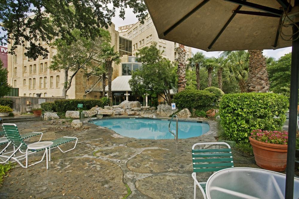 Crockett Hotel - Featured Image