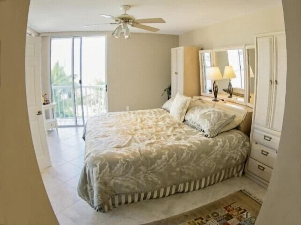 Elegant Furnished Condo with Gulf View by RedAwning - Room