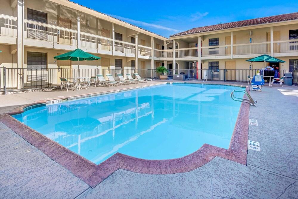 La Quinta Inn by Wyndham San Antonio I-35 N at Rittiman Rd - Pool
