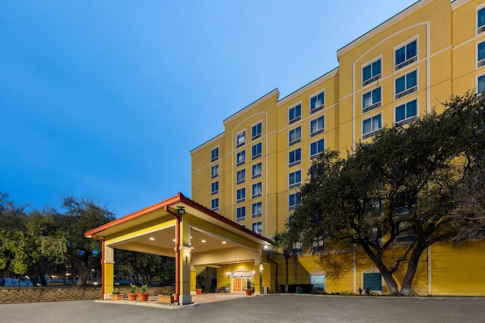 La Quinta Inn & Suites by Wyndham San Antonio Medical Ctr NW - Exterior