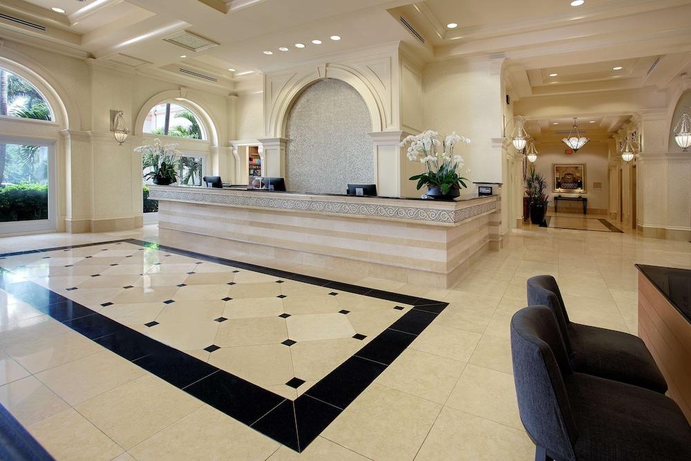 Hilton Naples - Lobby