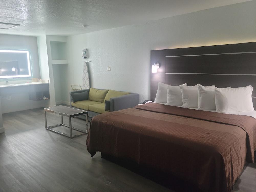 Econo Lodge Inn & Suites Near Lackland AFB - Room