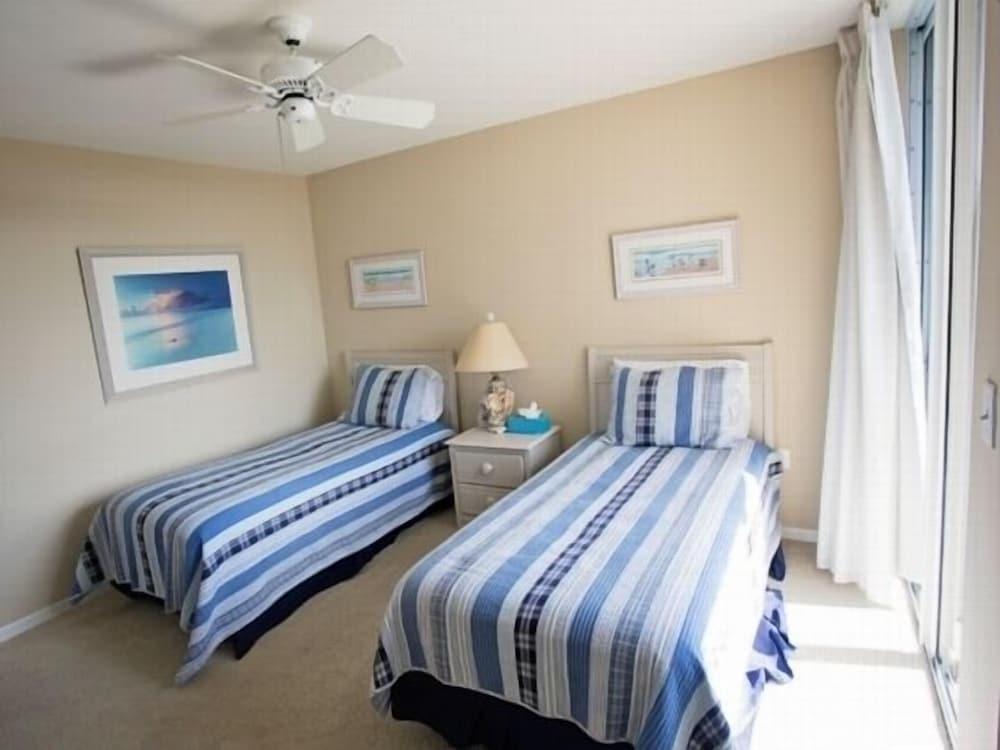 Elegant Oceanfront Condo with Pool and Hot Tub by RedAwning - Room