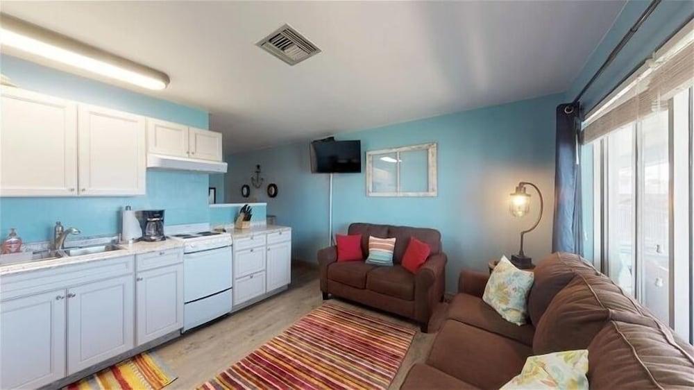 Dwl - 11 - Driftwood Landing 1 Bedroom Condo by Redawning - Room