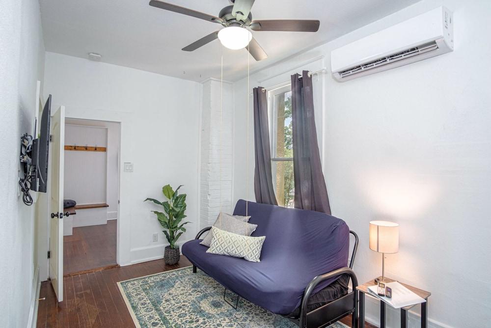 Embrace Tranquility 1br/1ba Near Downtown - Living Area