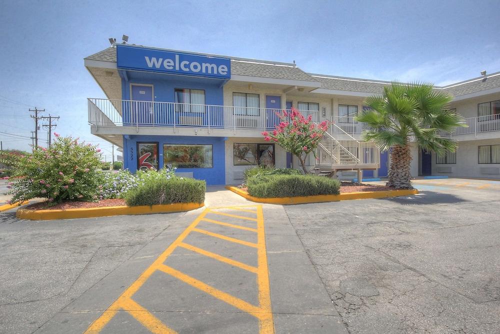 Motel 6 San Antonio, TX - Fort Sam Houston - Featured Image